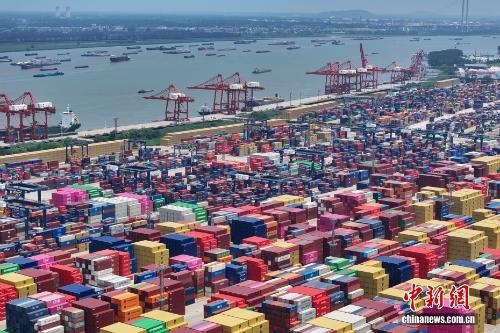 China's ports handle 50 million metric tons of cargo in 2025