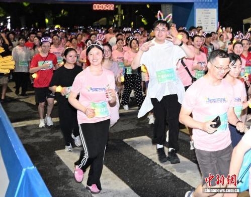 Nearly 100 Taiwanese youths join night run in Shaoxing
