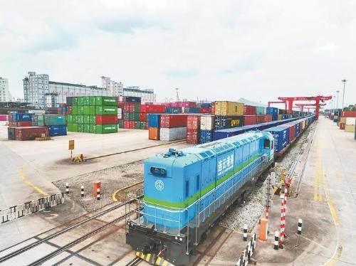 China-Kazakhstan logistics base handles 8,000th freight train