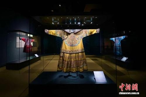 Over 100 rare embroidered treasures from Palace Museum on display in Shanghai