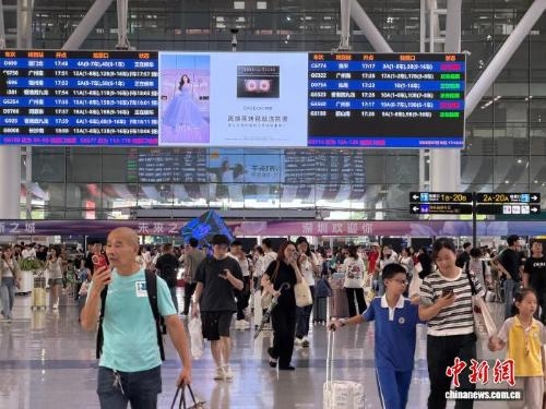 Shenzhen railways handle 2.44 mln passenger trips in first 10 days of summer travel rush