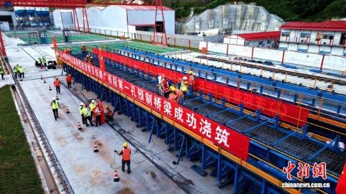 First T-beam of Huang-Baise Railway's Guangxi section successfully cast
