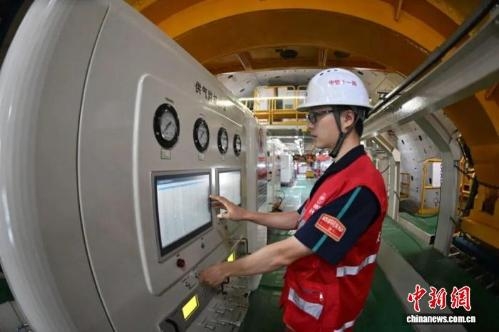 'Triple-mix gas' shield equipment sets multiple world records