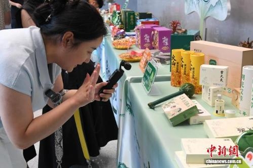 Volcanic soil fuels wormwood boom in Anhui