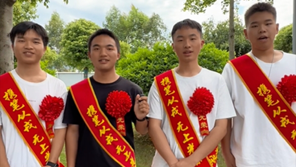 贵州兴义：四名同班男生一起考上军校，履行“青春之约”