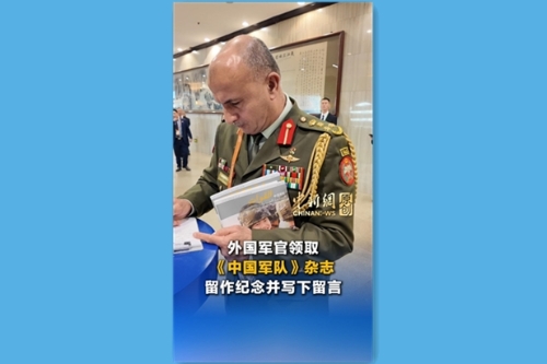 Foreign guests collect publications, leave messages at Xiangshan Forum