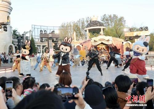 Beijing records 23.45 million tourist visits during National Day holiday, tourism spending hits $4.1 billion