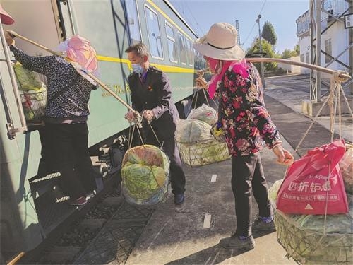'Slow trains' turn into rolling rural markets in southwest China