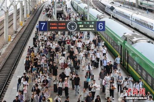 China Railway handles record 3.71 bln passenger trips in first three quarters