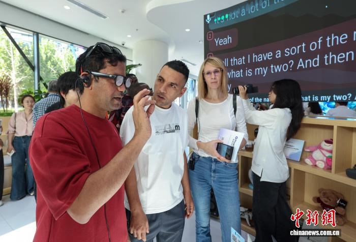Tech Innovation with Global Appeal: Foreign Journalists in Beijing Unlock the Future