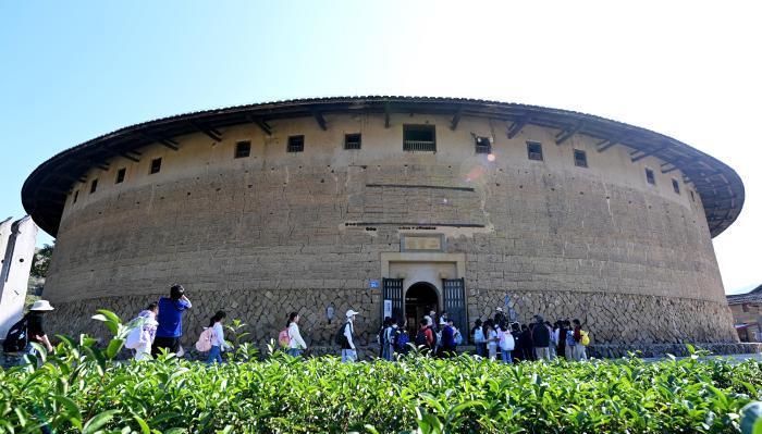 福建华安大地土楼群引游人