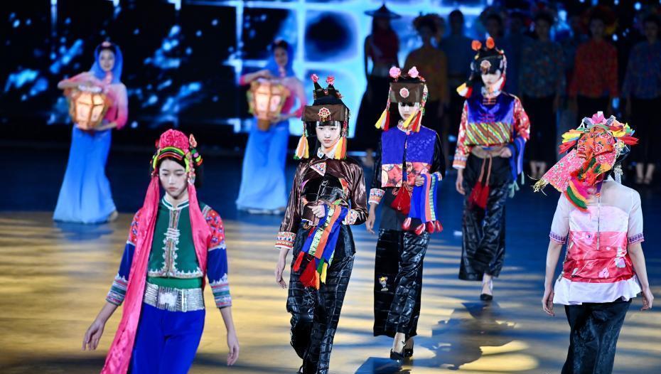 福建泉州上演非遗时尚大秀