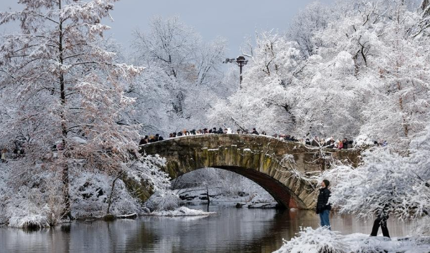 纽约迎来今冬首场大雪
