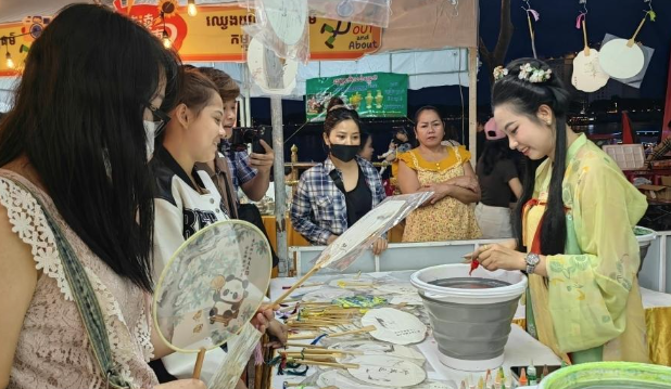 “走读中柬”文化创意集市亮相金边