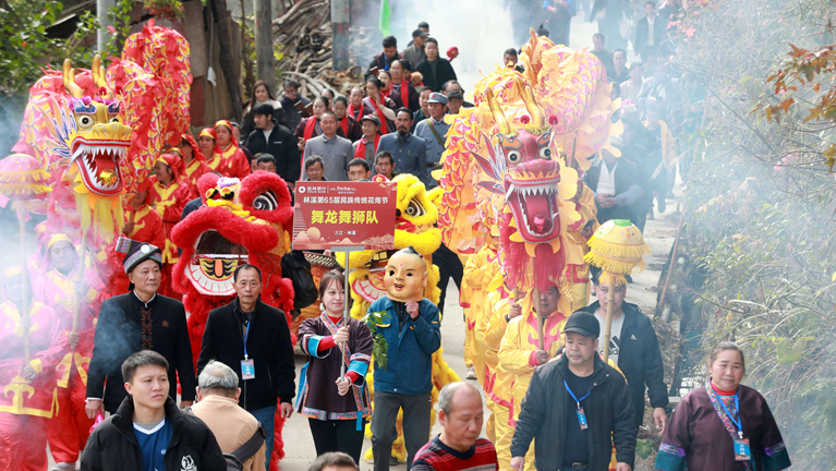 广西三江侗乡举办传统花炮节