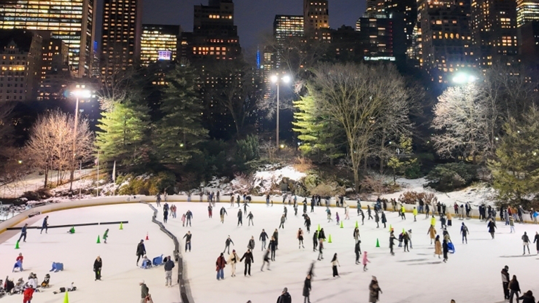 雪后中央公园滑冰场受纽约民众青睐