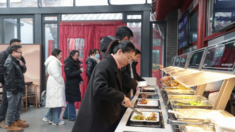 北京景山AI食堂吸引市民