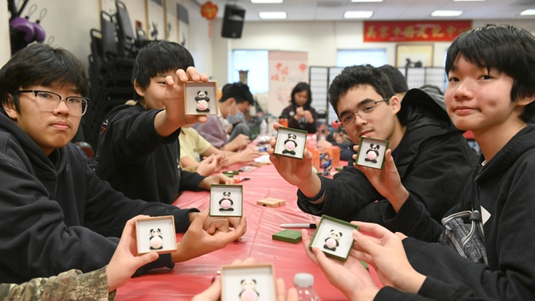 美国高中生“中国城里品中国”