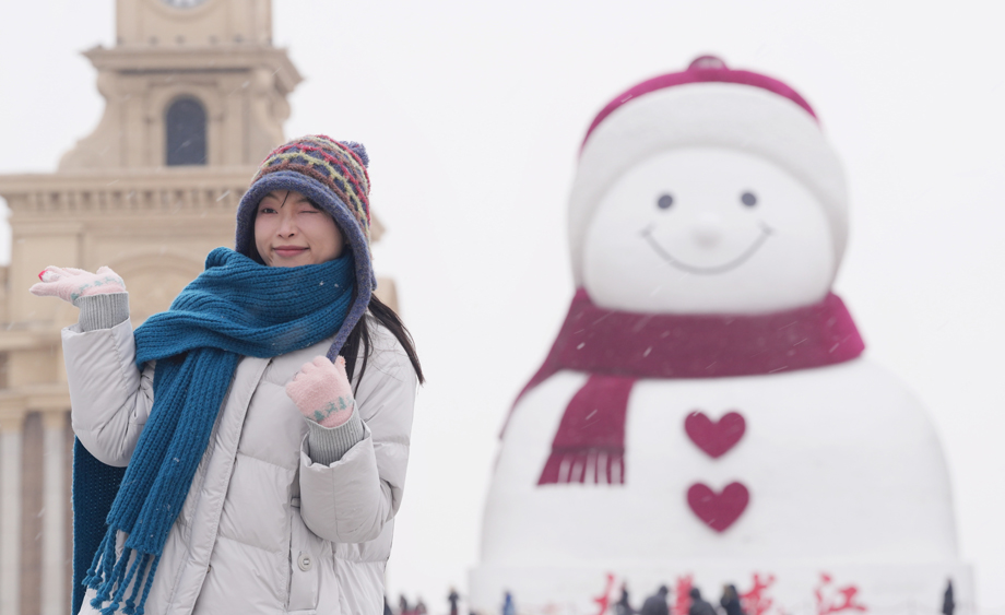 黑龙江哈尔滨：游客雪中打卡“网红大雪人”