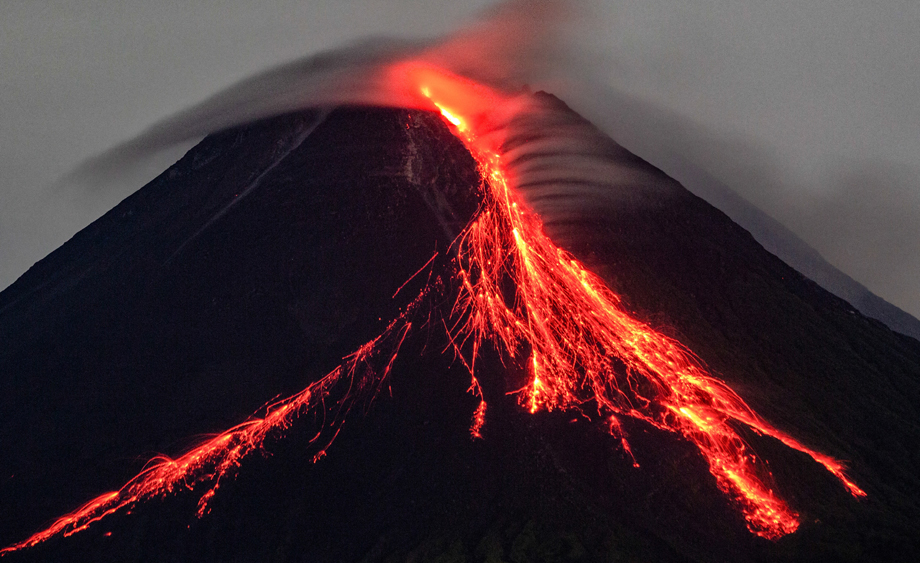 印度尼西亚默拉皮火山喷发 熔岩喷涌流淌