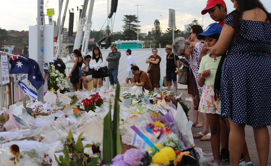 悉尼邦迪海滩举行枪击案遇难者悼念活动