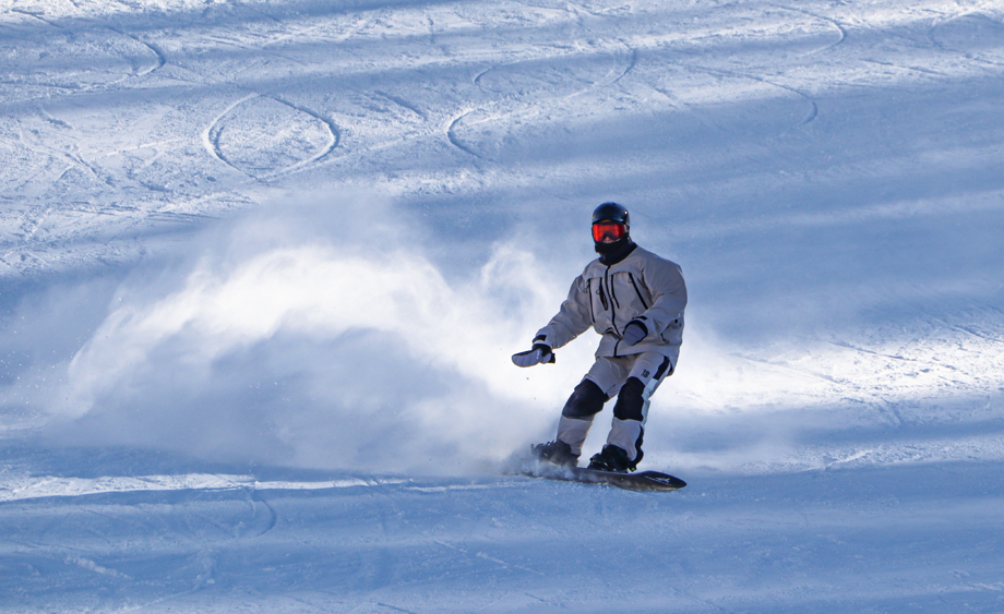 新疆可可托海：滑雪爱好者驰骋“粉雪”似“冲浪”