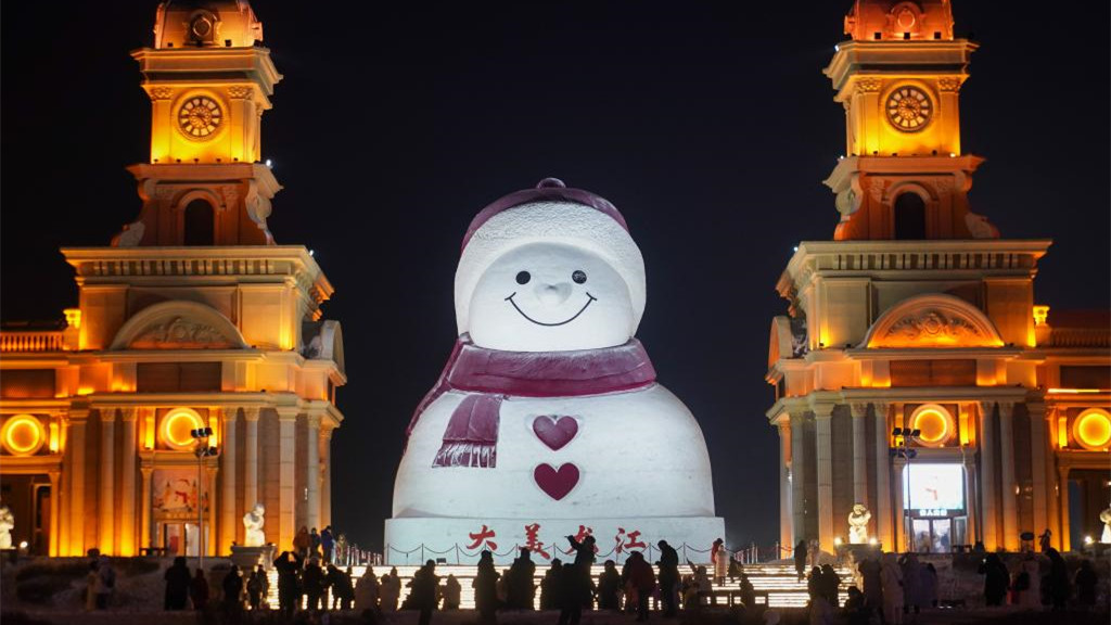 哈尔滨“网红大雪人”点亮冬夜
