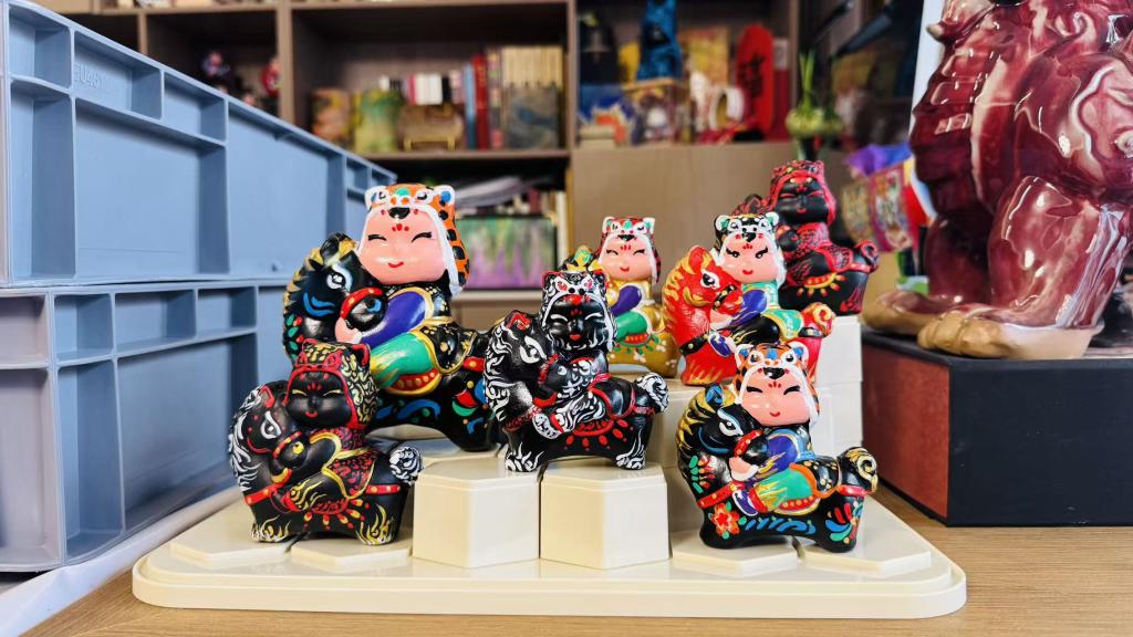  西安民俗艺人巧手捏出新春元素 