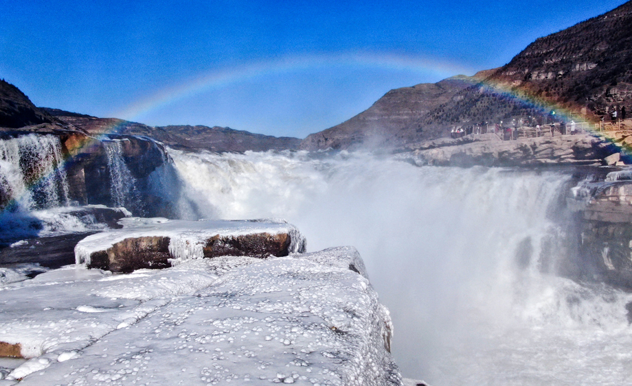 山西吉县：冬日黄河壶口瀑布现冰挂景观