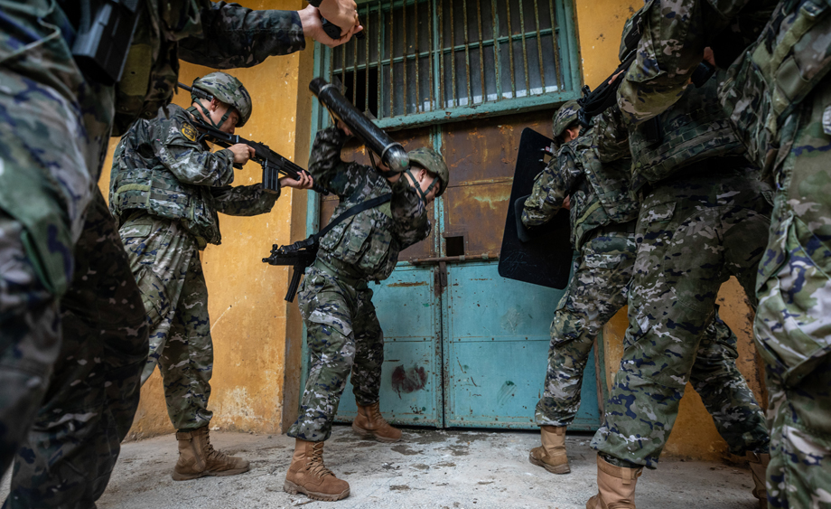 广西南宁：武警官兵开展反恐演练 锤炼实战硬功