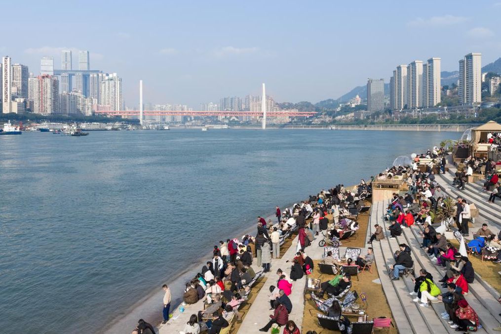 重庆迎来冬日晴天 市民江畔休闲享暖阳