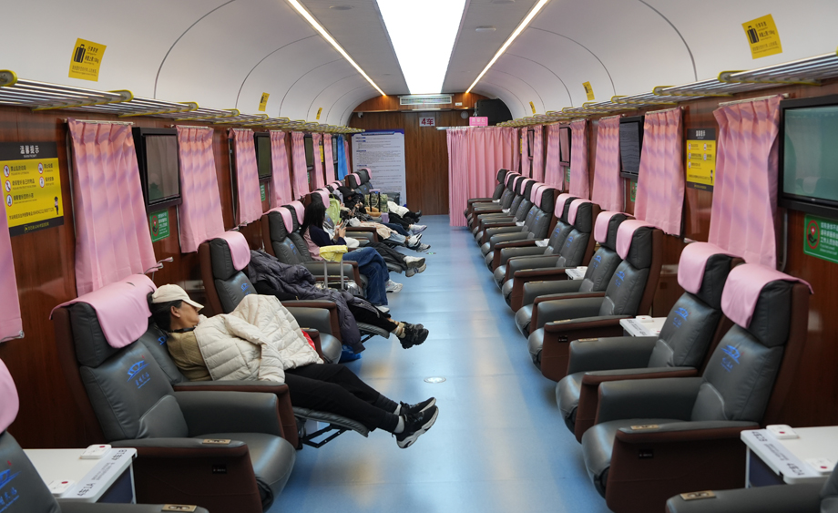 浙江杭州：高铁站“绿皮车”便利旅客夜间躺睡