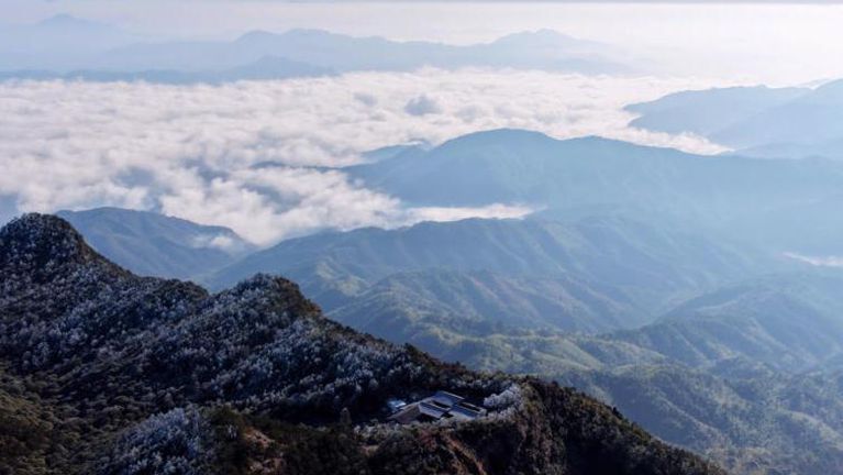 闽北云海雾凇绘成冬日美景