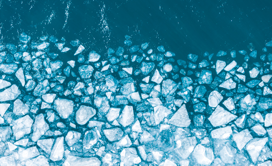 西藏山南：普莫雍措冰推似钻镶嵌蓝湖