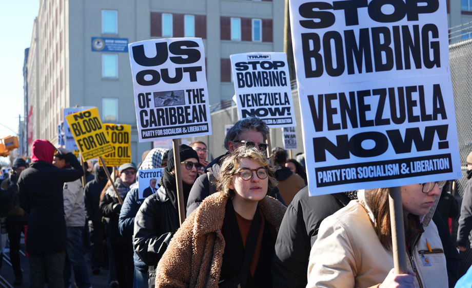 纽约举行示威抗议美国对委内瑞拉军事打击