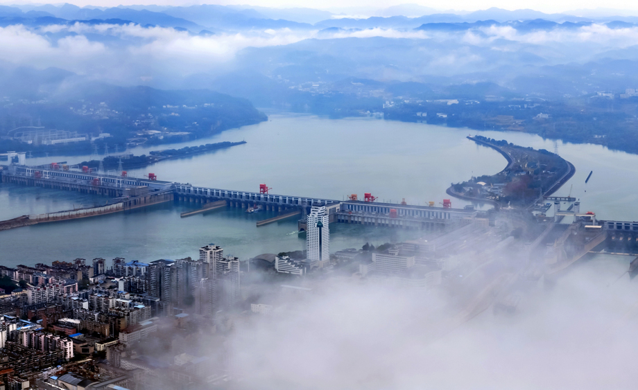 湖北宜昌：云漫航道 船行画中