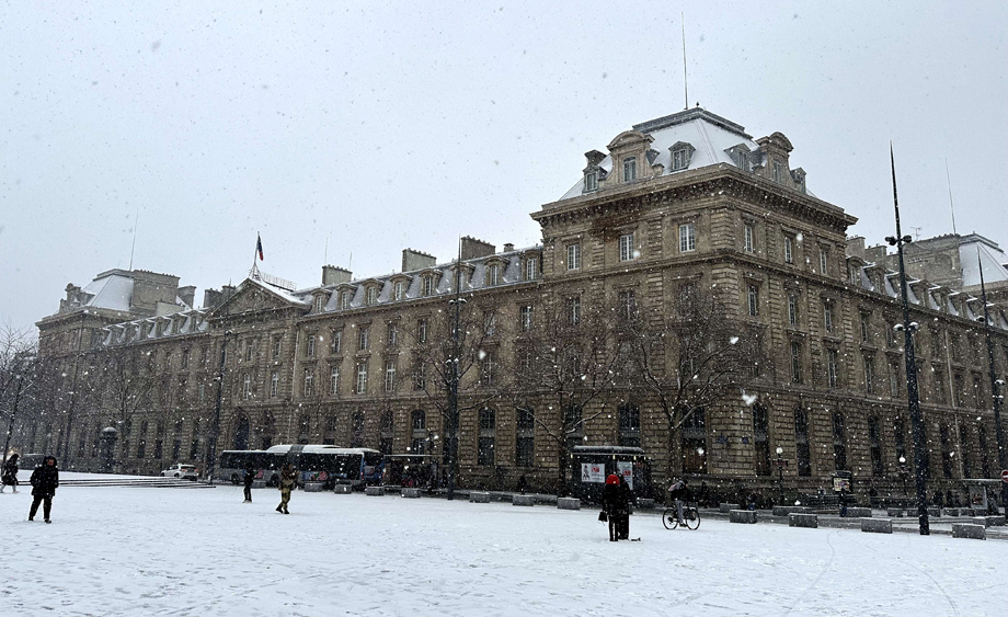 巴黎迎来大雪