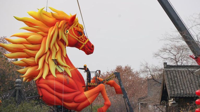 抢眼！南京城南老街布置彩灯迎马年