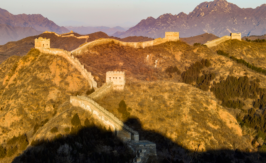 河北滦平：金山岭长城霞光万道 壮美如画