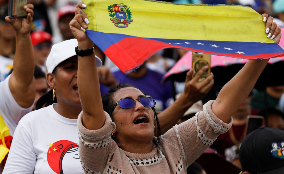 委内瑞拉民众集会要求美国释放马杜罗夫妇