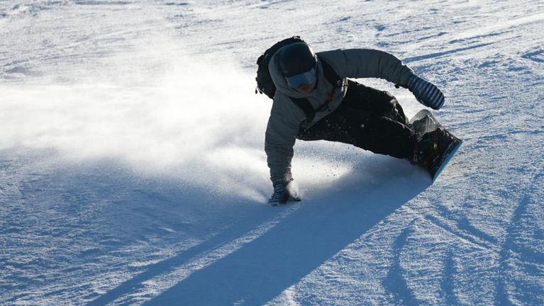 辽宁丹东：滑雪场迎来“冰雪时间”