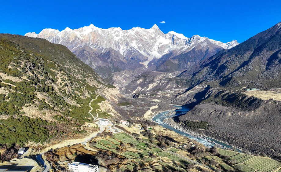 西藏林芝：雅鲁藏布大峡谷冬景美如画