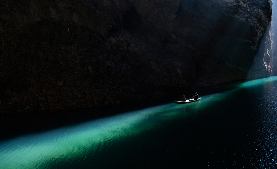 湖北鹤峰：一线天光舟悬空 绿水青山客自来