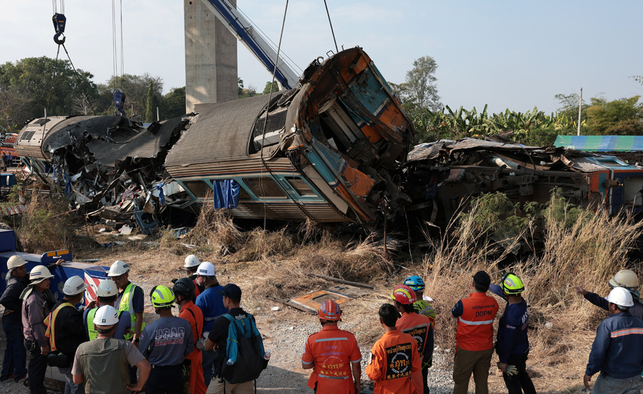 泰国呵叻府一大型起重机倒塌砸中旅客列车 造成32人死亡66人受伤