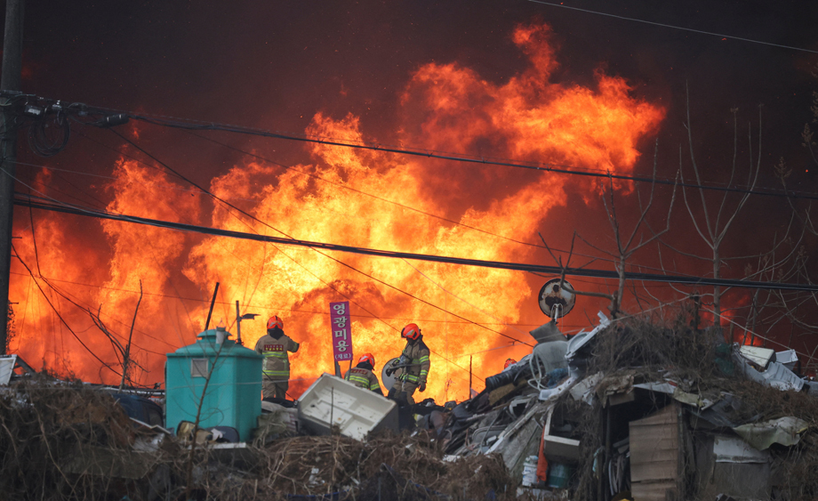 韩国首尔一处棚户区发生火灾