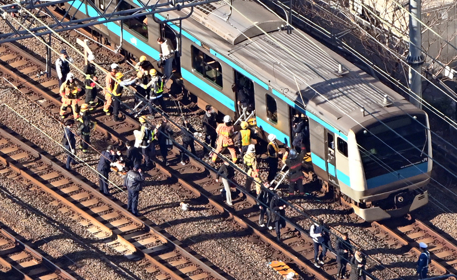 日本JR铁路发生停电故障 早高峰受影响