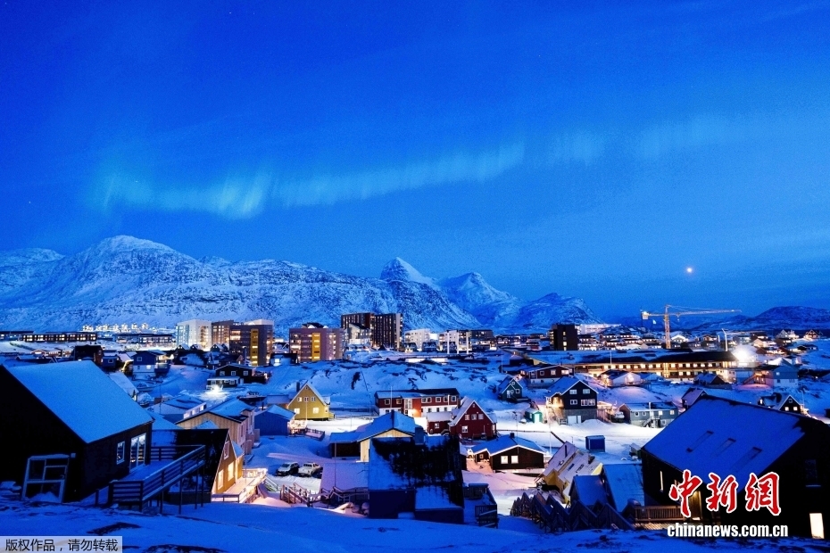 格陵兰岛首府努克 夜空中现北极光
