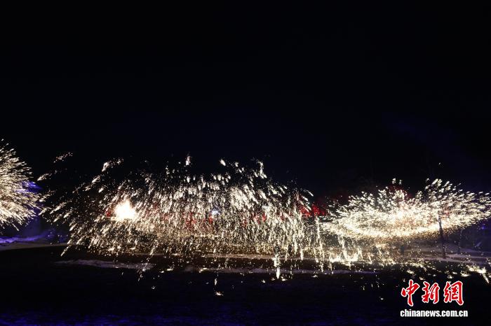 古都开封：“火树银花”引游人