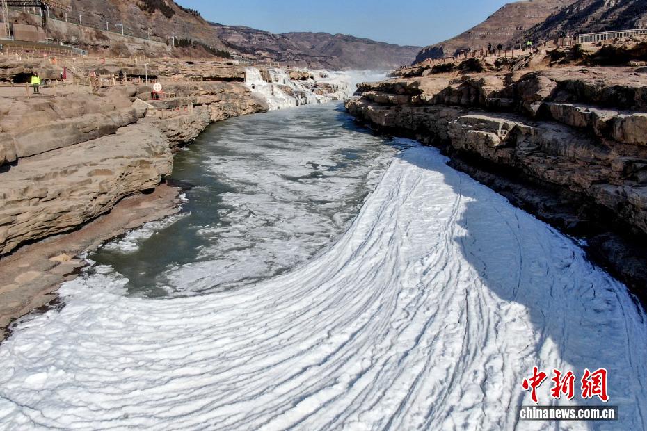 山西吉县：黄河壶口瀑布现流凌封河景观