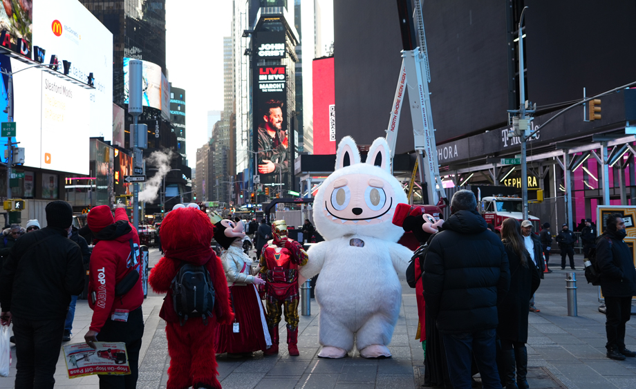 拉布布扮演者现身纽约时报广场